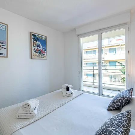 Bright One Bedroom With Parking And Terrace Apartmán
