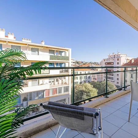 Bright One Bedroom With Parking And Terrace Apartmán